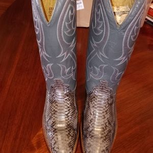 Gorgeous Grey men cowboy boots. These boots are rare and absolutely beautiful.